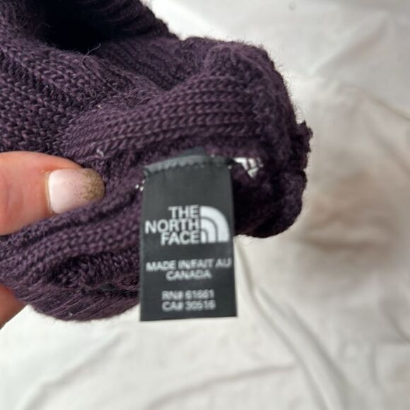 The North Face Wool Blend Burgundy Cable Knit Beanie Hat. - Picture 6 of 7